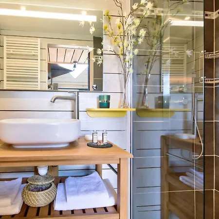 ベッド・アンド・ブレックファスト De Charme Climatise, Son Jacuzzi - Privatif Et La Piscine De La Maison Bleue Du Gers Savignac-Mona