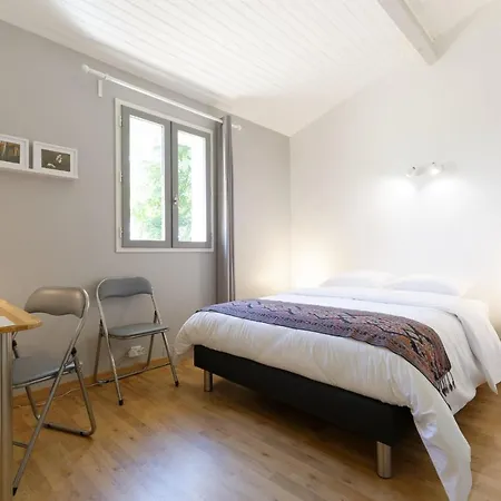 ベッド・アンド・ブレックファスト De Charme Climatise, Son Jacuzzi - Privatif Et La Piscine De La Maison Bleue Du Gers Savignac-Mona