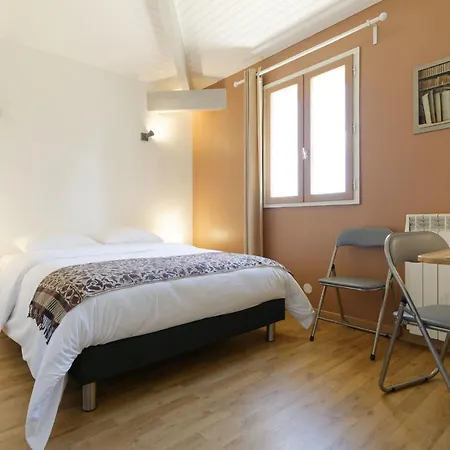 ベッド・アンド・ブレックファスト De Charme Climatise, Son Jacuzzi - Privatif Et La Piscine De La Maison Bleue Du Gers