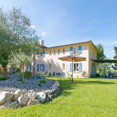 De Charme Climatise, Son Jacuzzi - Privatif Et La Piscine De La Maison Bleue Du Gers ベッド・アンド・ブレックファスト Savignac-Mona