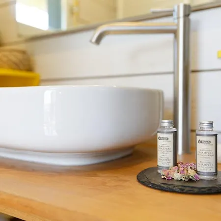 Alojamento de Acomodação e Pequeno-almoço De Charme Climatise, Son Jacuzzi - Privatif Et La Piscine De La Maison Bleue Du Gers